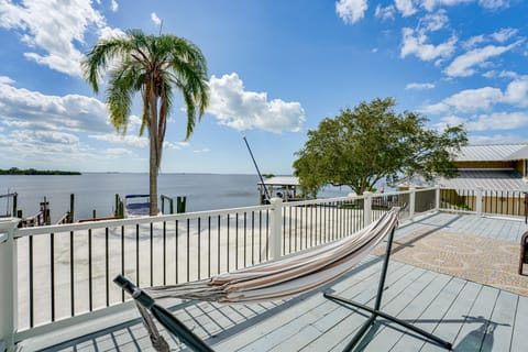 Luxurious Waterfront Home, 4 Mi to Sponge Docks! House in Tarpon Springs