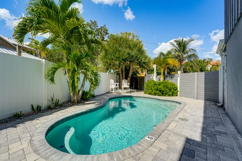 Luxurious Waterfront Home, 4 Mi to Sponge Docks! House in Tarpon Springs