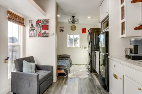 Solo Escape w/ Hot Tub! 10 Mi to Dtwn Sacramento Apartment in Sacramento