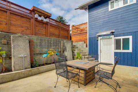 1 Mi to Dtwn Coos Bay: Sleek Apt w/ Deck & Views! Apartment in Coos Bay