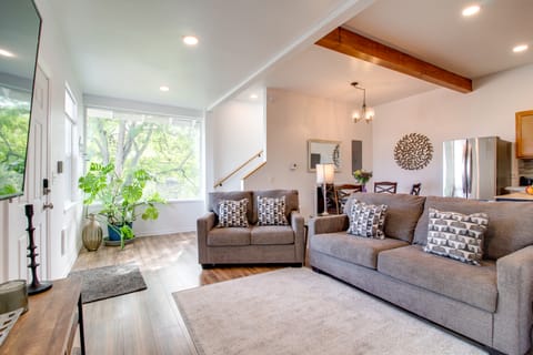 1 Mi to Dtwn Coos Bay: Sleek Apt w/ Deck & Views! Apartment in Coos Bay