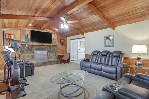 Playground & Grill: Pet-Friendly Griffin Getaway! House in Griffin