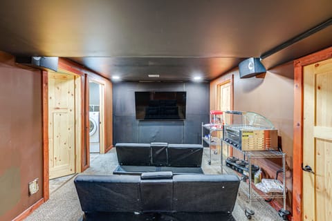 Detached Sauna, Movie Room! Relaxation in Muskegon House in Wisconsin