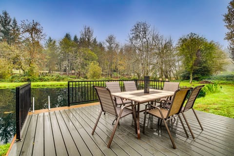 3 Acres! Spacious Waterfront Home in Amboy House in Washington