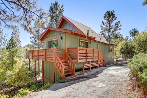 Deck + Views: Modern Cabin Near Lake Arrowhead! House in Lake Arrowhead