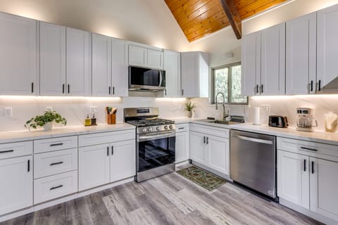 Deck + Views: Modern Cabin Near Lake Arrowhead! House in Lake Arrowhead