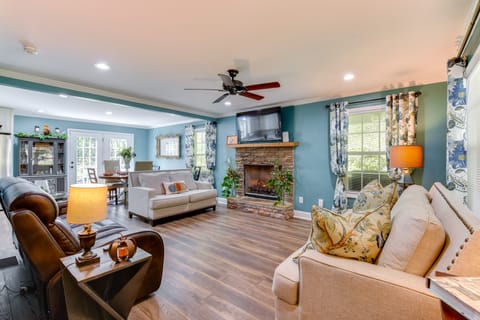 Explore Historic North Georgia! Group-Ready Escape House in Lake Lanier