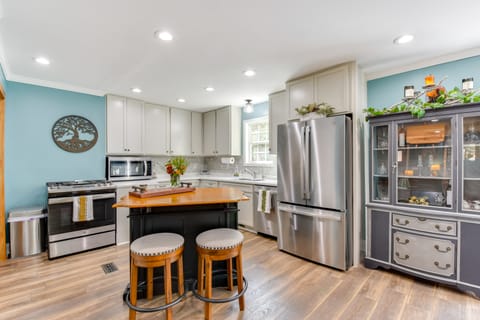 Explore Historic North Georgia! Group-Ready Escape House in Lake Lanier