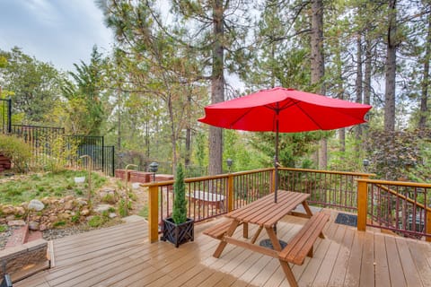 3 Mi to Snow Summit: Charming Home w/ Fenced Yard House in Big Bear