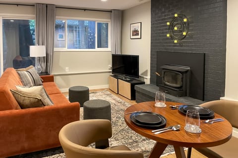 Walk to Beach + Village: Bainbridge Island Gem! Apartment in Bainbridge Island