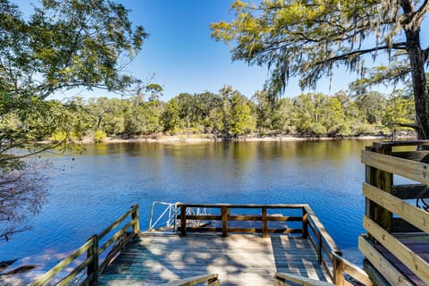 Suwannee River Retreat: Pet Friendly, Private Dock House in Florida