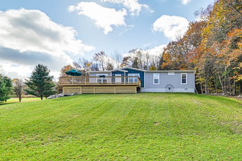 8 Mi to Jiminy Peak Resort: Mtn-View Home w/ Deck House in Berkshires