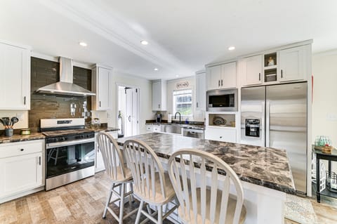 8 Mi to Jiminy Peak Resort: Mtn-View Home w/ Deck House in Berkshires