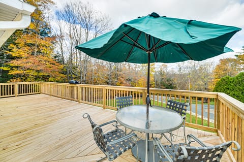 8 Mi to Jiminy Peak Resort: Mtn-View Home w/ Deck House in Berkshires