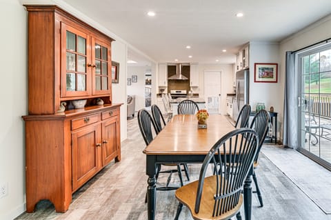 8 Mi to Jiminy Peak Resort: Mtn-View Home w/ Deck House in Berkshires