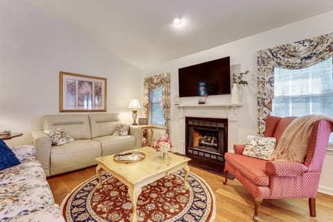 2 Mi to KSU: Family Home w/ Games, Near Parks House in Kennesaw