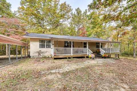 Families Welcome! Home w/ Fire Pit in Soddy-Daisy House in Tennessee