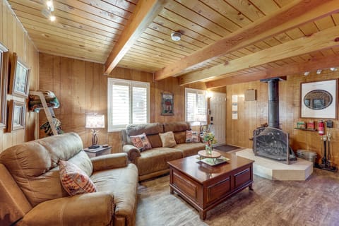1 Mi to Big Bear Mtn! Pet-Friendly, Walkable Cabin House in Big Bear