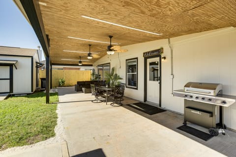 Game Room & Gym! Solar-Powered Home in Houston House in Houston