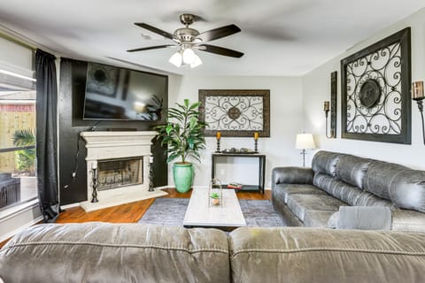 Game Room & Gym! Solar-Powered Home in Houston House in Houston