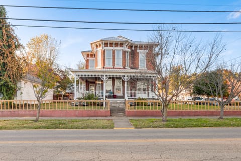 2 Blocks to Ohio River! Historic Victorian Gem House in Ohio