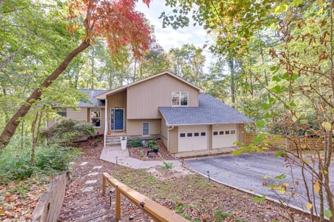 Forest-View Gem on Vaughn Creek < 1 Mi to Dtwn! House in Tryon