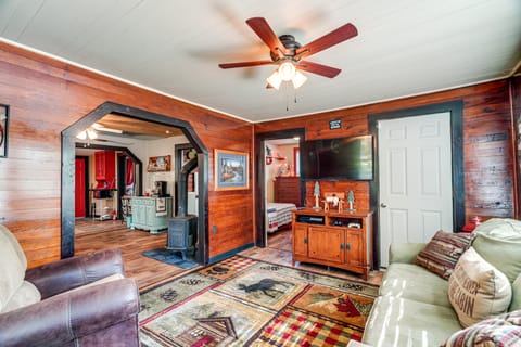 Hunters Welcome! Creekside Missouri Ozarks Cabin House in Ozark Mountains