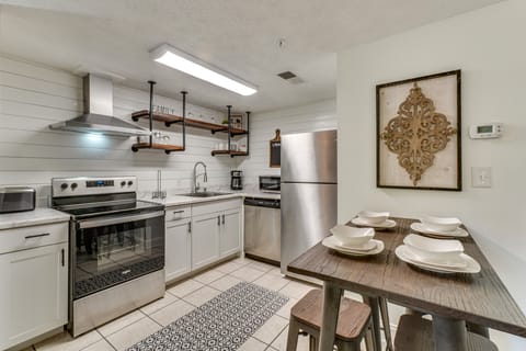 2 Mi to Dollywood! Golfview Resort Condo w/ Pools Apartment in Pigeon Forge