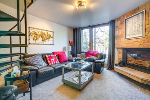 Ski Copper Mountain! Alpine-Chic Condo w/ Hot Tub Apartment in Copper Mountain