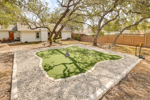 Mini Golf, Arcade & Fire Pit! San Antonio Home House in San Antonio