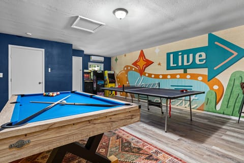 Mini Golf, Arcade & Fire Pit! San Antonio Home House in San Antonio