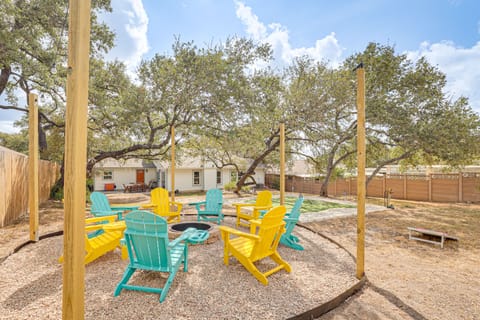 Mini Golf, Arcade & Fire Pit! San Antonio Home House in San Antonio