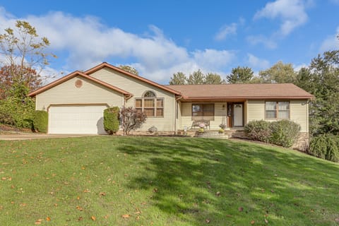 Work & Relax! Spacious Ontario Home w/ Pool House in Mansfield