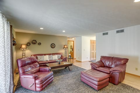 Work & Relax! Spacious Ontario Home w/ Pool House in Mansfield