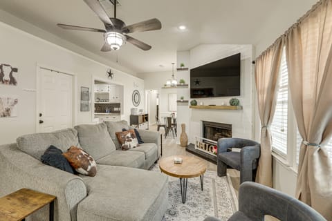 2 Mi to Dtwn! Modern Round Rock Oasis w/ Patio House in Round Rock