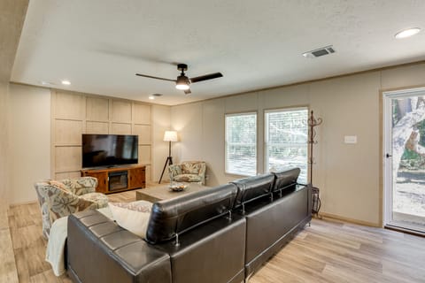 Hunt, Fish & Relax: Rural Retreat in Green Pond House in South Carolina