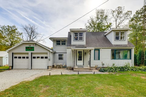 Iroquois River Retreat! Waterfront Cabin w/ Deck House in Indiana