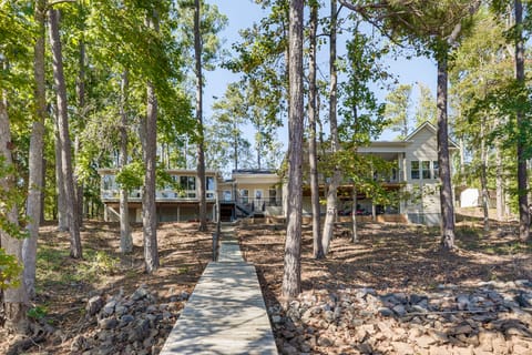 Clark's Hill Lake Retreat! Waterfront Home w/ Dock House in Clarks Hill Lake