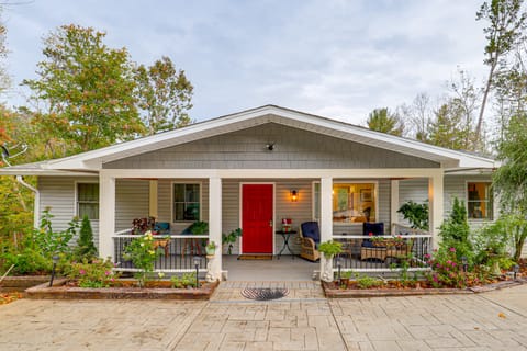 Ski Asheville! Mountain-View Hideaway w/ Deck House in Woodfin