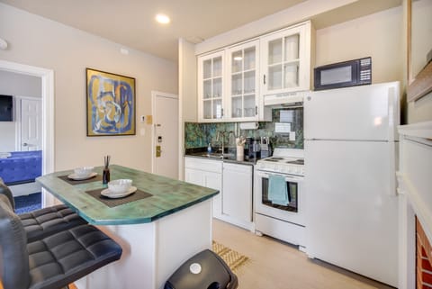 Steps to Elizabeth River & Dtwn! Portsmouth Condo Apartment in Portsmouth