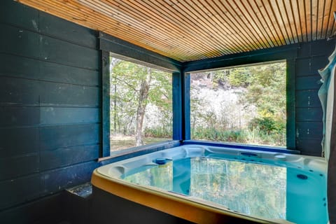 Luxe 5,000 Sq Ft Retreat: 5 Mi to Stratton Resort House in Jamaica