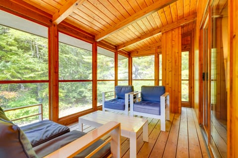 Luxe 5,000 Sq Ft Retreat: 5 Mi to Stratton Resort House in Jamaica