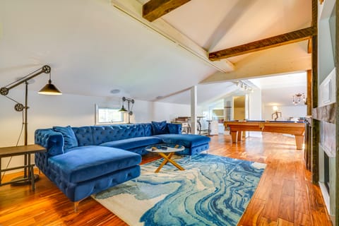 Luxe 5,000 Sq Ft Retreat: 5 Mi to Stratton Resort House in Jamaica