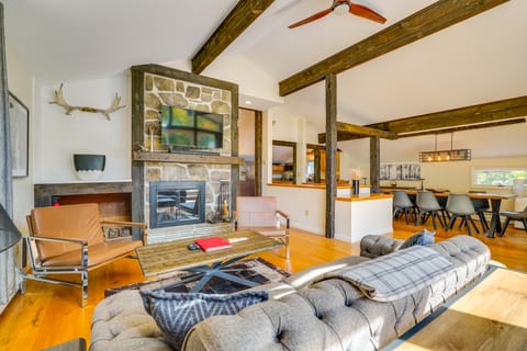 Luxe 5,000 Sq Ft Retreat: 5 Mi to Stratton Resort House in Jamaica