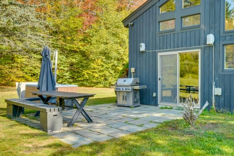 Stratton Shuttle Access! Vermont Mountain Hideaway House in Winhall