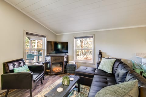 Sip & Hike! Spring Escape - 12 Mi to Traverse City House in Michigan