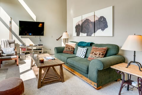 3 Mi to Dtwn: Pet-Friendly Condo in Silverthone Apartment in Wildernest