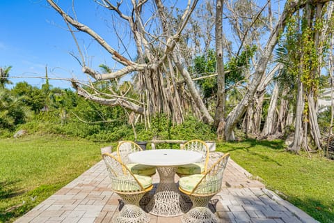 Coastal Escape w/ Yard Near Anna Maria Island House in Cortez