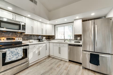 3 Mi to SeaWorld! Suburban Home w/ Screened Porch House in Orlando