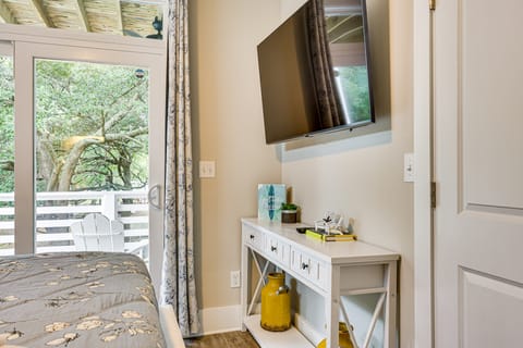 2 Mi to Boardwalk! Coastal Carolina Beach Hideaway Apartment in Carolina Beach